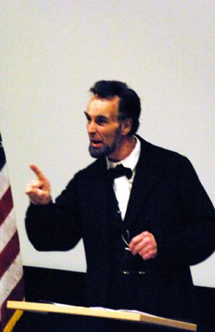 Lincoln impersonator performs for exhibit
