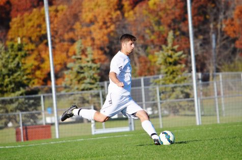 ‘Hawks win on late goal
