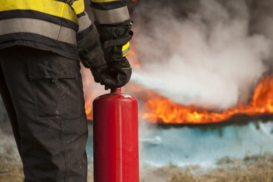 Brave firemen succeed to conquer a huge fire storm