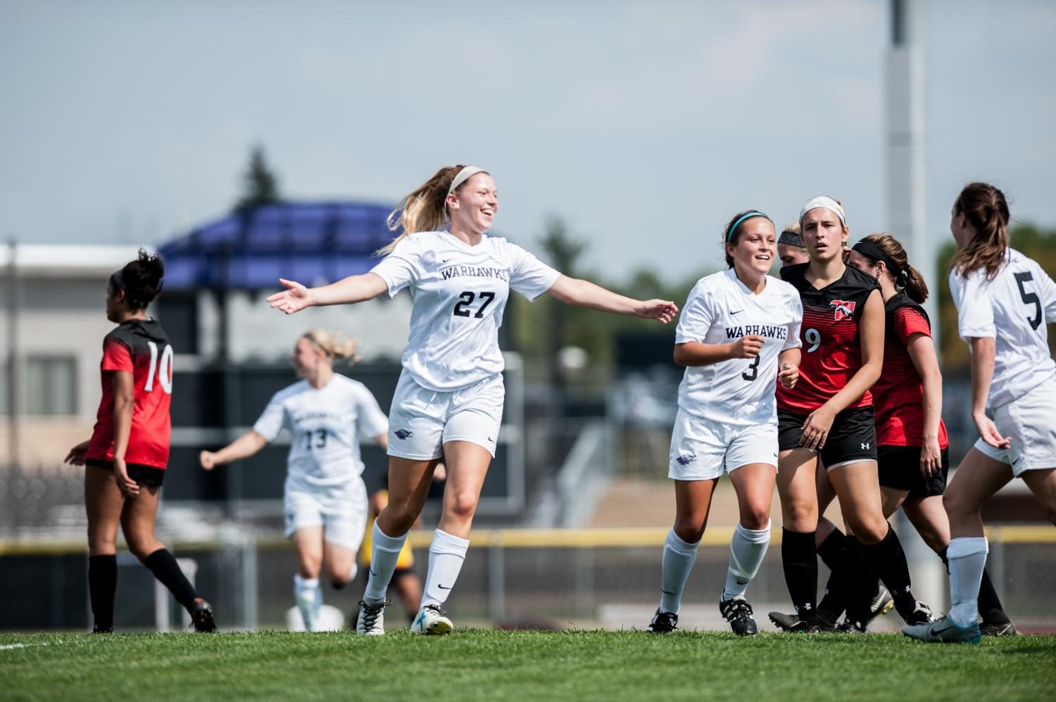 The No. 8 UW-Whitewater women’s
soccer team had an up-and-down
weekend in the “W” Challenge by
racking up a win against Wittenberg
University, 2-1, Sept. 16 but got shutout
to No. 1 Washington University in
St. Louis, 1-0, Sept. 17.