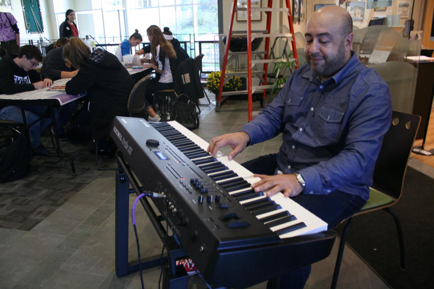 Professor Yuri
Rashkin serenades the
Art Fest guests with
a discriptive diverse
genre of music ranging
in modern to classical
tunes.