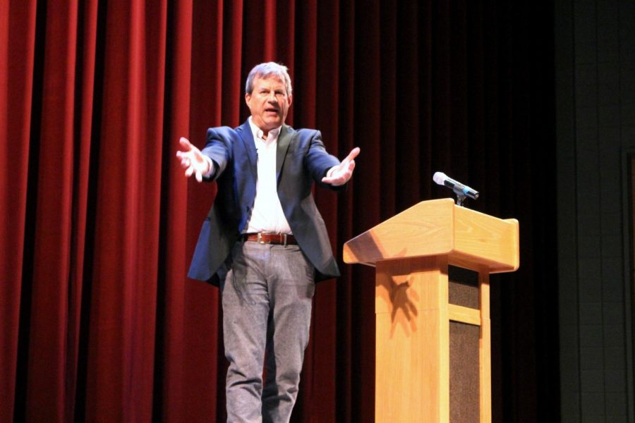 Los Angeles Times reporter Sam Quinones presents data and ideas on the issue of heroin use to a crowd of students on March 12 at the University of Wisconsin-Whitewater.
