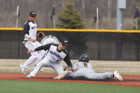 Warhawks Split Doubleheader with Titans
