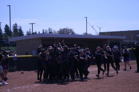 Softball secures sixth straight WIAC title