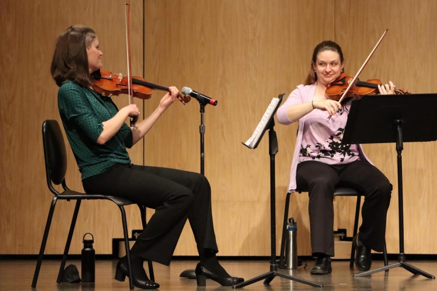 Amber Dolphin (left) and Carol Carlson both played the violin during Pecatonica String
Quartet’s performance inside Young Auditorium.