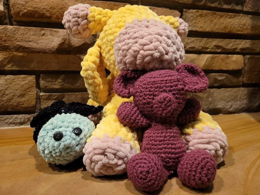 A giraffe, teddy bear and bee all made out of yarn by using crochet techniques.