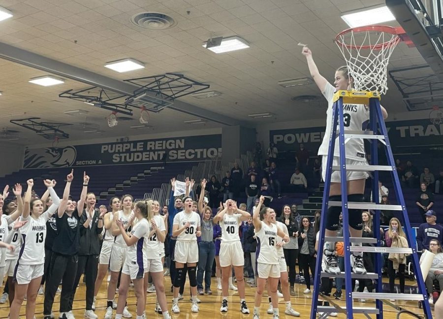 Cutting+down+nets%3A+Junior+forward+Aleah+Grundahl+%2833%29+cuts+down+the+net+after+the+game+to+celebrate+the+win.
