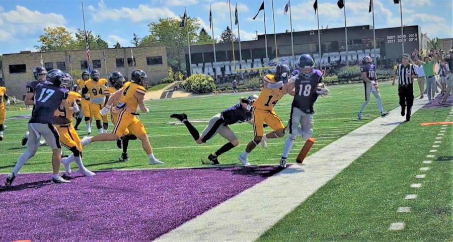 Warhawk+wide+receiver+Tyler+Holte+%28%2318%29+runs+in+for+the+touchdown+against+Mary+Hardin-Baylor+while+quarterback+Evan+Lewandowski%2C+coaches+and+teammates+celebrate+on+the+sidelines+of+Perkins+Stadium+Sept.+10%2C+2022.