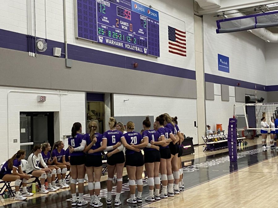 Volleyball team huddled in a timeout against Finlandia (Mi) on September 3rd, 2022