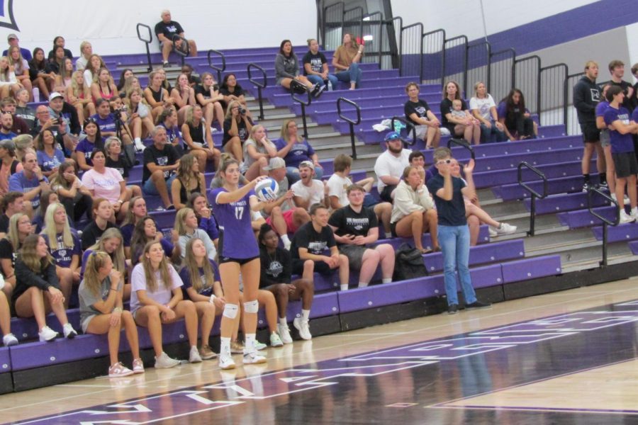 UW-Warhawk+player+Jenna+Weinfurt+gets+ready+for+the+serve+against+Coe+College+on+Dig+Panici+Night+Sept+16+2022.