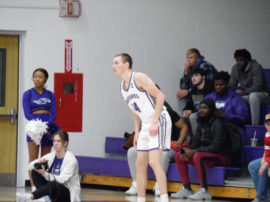 UW-Whitewater+player+number+fourteen%2C+Miles+Barnstable%2C+gets+open+on+offense%2C+to+try+and+score+a+basket%2C+at+the+game+versus+UW-La+Crosse%2C+at+the+Williams+Center.%0A