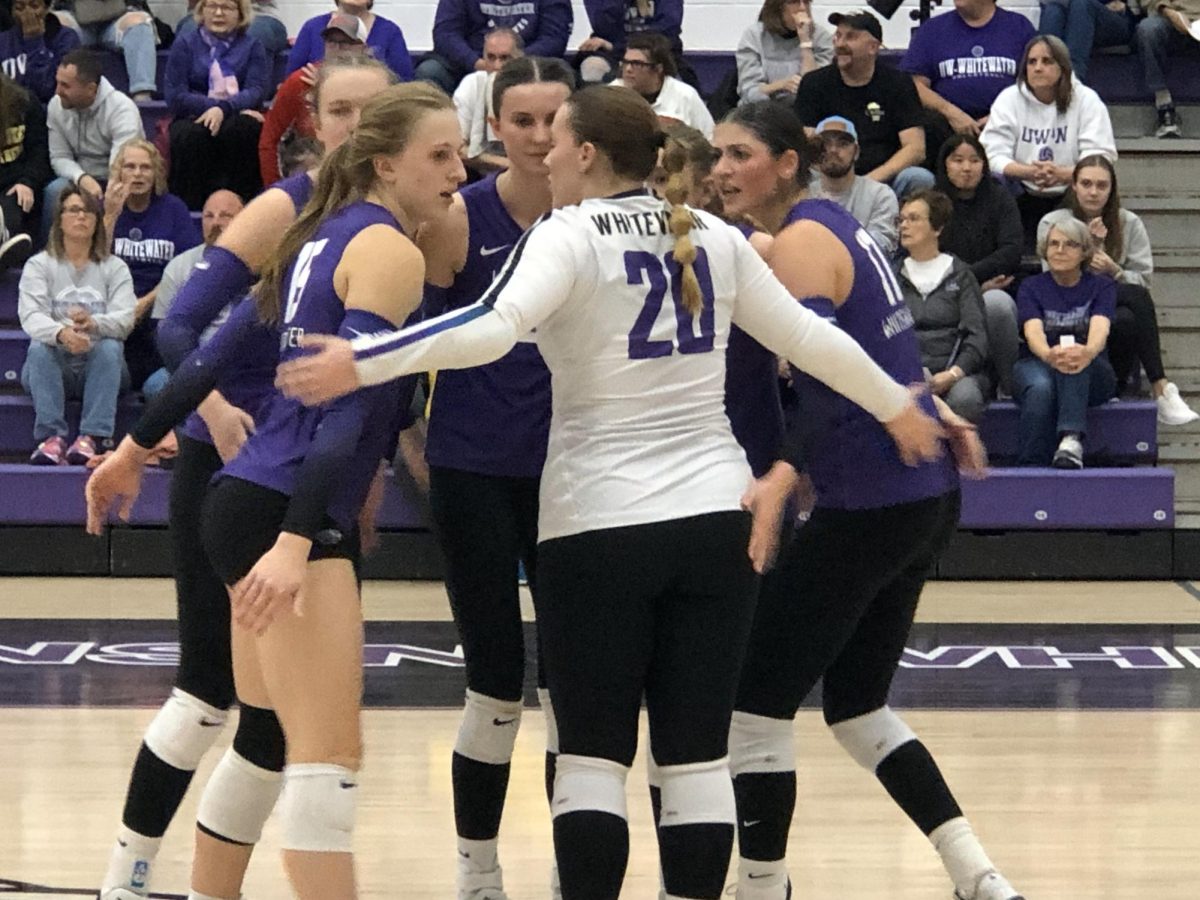 Libero+Graduate+Student+Morgan+Jensen+%28%2320%29+leads+a+quick+player+huddle+on+the+court+for+Whitewater.