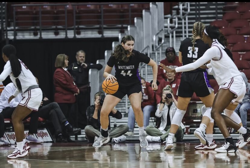 Junior+forward+Katie+Hildebrandt+transferred+from+a+D1+school+to+play+basketball+with+Whitewater%2C+and+is+already+getting+good+time+and+statistics.+She+plans+to+work+hard+and+continue+working+hard+with+the+team.