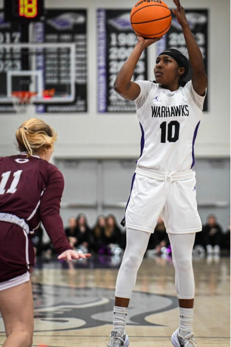 Senior women’s basketball guard Lunden Alexander has been keeping a Warhawk mentality on and off the court to lead by example in her life. That mentality is what helps her be an excellent example for her team. 