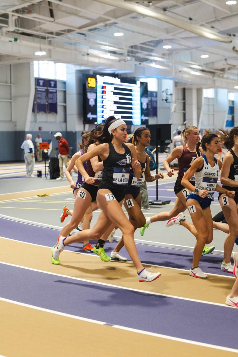 Ari De La Cerda (center) competing in the 5K event at the indoor nationals.