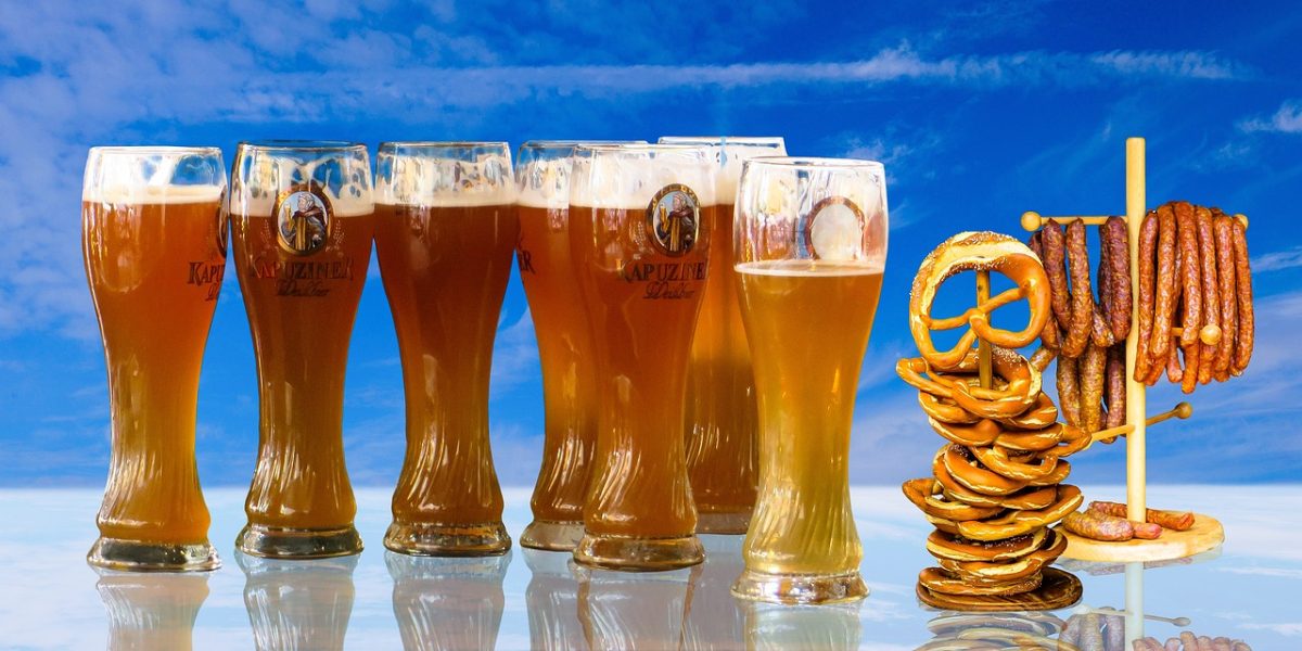 Beer of all kinds — and likely sausages and pretzels — can be found at the center of Oktoberfest celebrations in Wisconsin (image by G.C. from Pixabay).